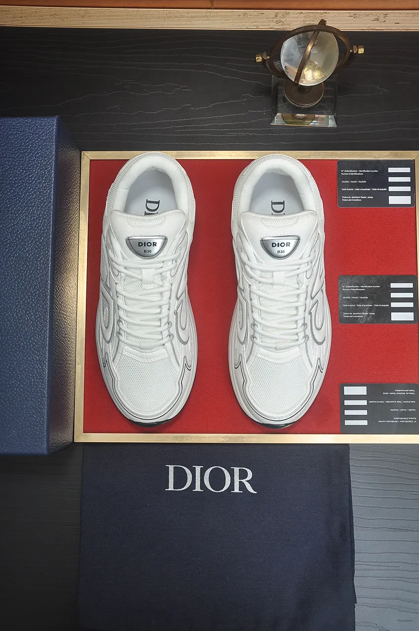 Men's men's shoes 💰: 500💶 (top original order) Brand: Dior (Dior) Standard code: Men's code 38-44 (45 customized) Grade: Same as the official website Material: Top original cowhide spliced ​​together Original wear-resistant and lightweight outsole Style category: Fashionable casual shoes Distinguished luxury brand elements top luxury Color: Actual picture color